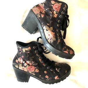 Women’s Black/floral Boots Size 61/2